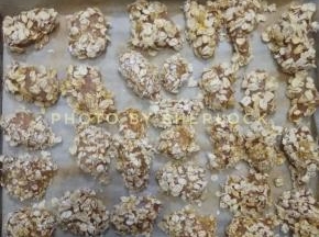码入烤盘中，送入预热好的烤箱200℃20min左右