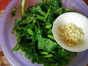 南瓜叶子洗的时候用手揉一下然后切小点，也可以直接用手，蒜头剁蓉