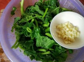 南瓜叶子洗的时候用手揉一下然后切小点，也可以直接用手，蒜头剁蓉