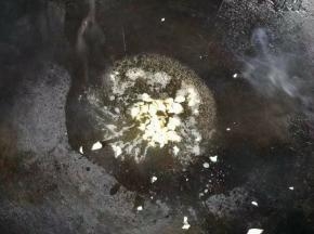 热锅下油，倒入一半蒜蓉爆香