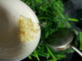 倒入另一半蒜蓉，再倒些油翻炒均匀