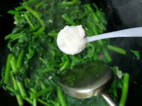 放入一匙盐调味