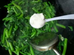 放入一匙盐调味