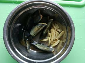 皮蛋去壳切块，姜切成姜丝