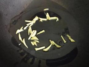 热锅下油，倒入姜丝爆炒出香味