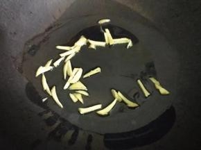 热锅下油，倒入姜丝爆炒出香味