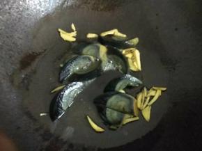 加入皮蛋炒一下