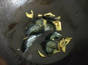 加入皮蛋炒一下
