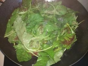 水开以后倒入苋菜