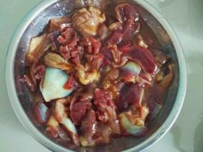 鸡胗用盐洗干净切刀花，也可切片，姜蒜也切片，酸豆角洗干净