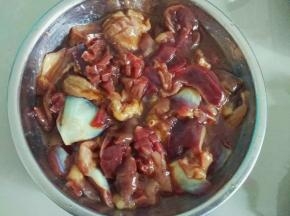 鸡胗用盐洗干净切刀花，也可切片，姜蒜也切片，酸豆角洗干净