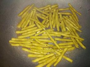 热锅直接倒入酸豆角烘干水分装起备用，酸豆角烘干水分再炒会比较酸，