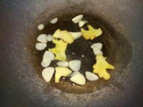 锅里倒入油，放入姜蒜片爆炒出香味