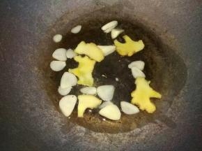 锅里倒入油，放入姜蒜片爆炒出香味