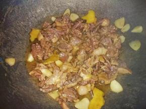 倒入腌制好的鸡胗爆炒至八成熟