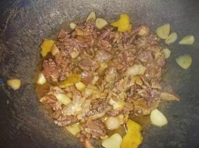 倒入腌制好的鸡胗爆炒至八成熟