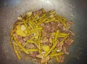 倒入酸豆角一起翻炒均匀7