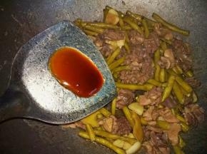 加入蚝油，糖，调味提鲜，翻炒均匀起锅