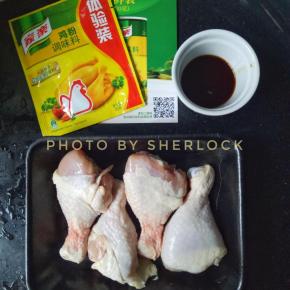 鸡腿洗净，然后拿出你最快的小刀开始给它去骨头！