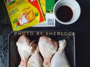 鸡腿洗净，然后拿出你最快的小刀开始给它去骨头！