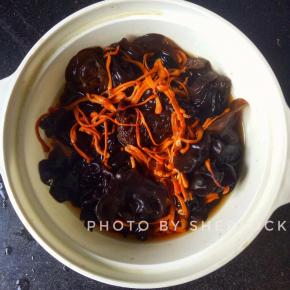 别忘了泡上虫草菇和黑木耳哟