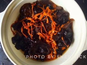 别忘了泡上虫草菇和黑木耳哟