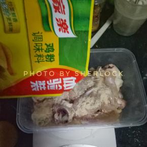 去骨后切小块儿，加入鸡粉，生抽黄酒抓匀，可腌制过夜。