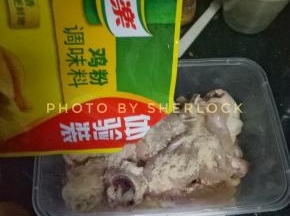 去骨后切小块儿，加入鸡粉，生抽黄酒抓匀，可腌制过夜。
