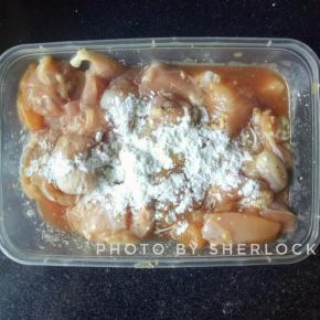 到了第二天，给鸡腿儿里头加点儿淀粉腌制15min左右