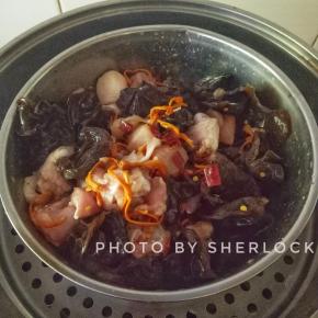 捞出虫草菇和黑木耳，与鸡腿儿拌匀，小歇爱吃辣一点的，就加了几个干辣椒，上蒸锅大火煮开后继续整15-20min