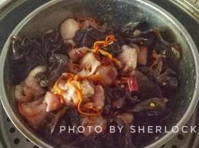 捞出虫草菇和黑木耳，与鸡腿儿拌匀，小歇爱吃辣一点的，就加了几个干辣椒，上蒸锅大火煮开后继续整15-20min