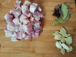 五花肉切小方块，姜切片，蒜剥皮拍一下，其它香料洗干净