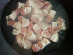 五花肉冷水下锅，煮出血沫，捞起备用