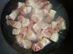 五花肉冷水下锅，煮出血沫，捞起备用