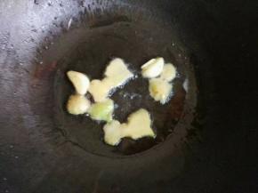 热锅下油，爆香姜蒜