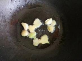 热锅下油，爆香姜蒜