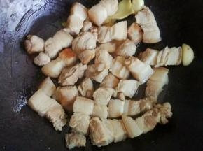 倒入五花肉编出油，煎到两面金黄