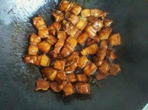 加入盐，酱油，蚝油，老抽，料酒，冰糖翻炒均匀