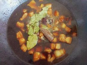 加入没过五花肉的开水，放入八角，桂皮，香叶，煮开后小火炖煮40分钟