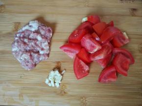 猪肉剁成碎末，番茄切块，蒜剁蓉