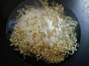 锅里烧开水，放入面饼煮散捞起备用