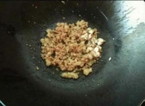 热锅下油，倒入肉末翻炒至变色，放入蒜末继续翻炒