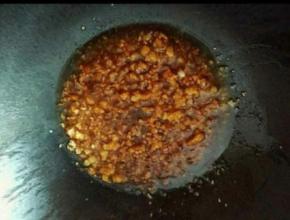 加入盐，糖，蚝油，酱油调味