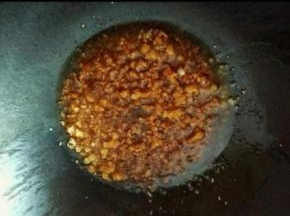 加入盐，糖，蚝油，酱油调味