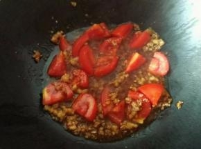 倒入番茄翻炒均匀