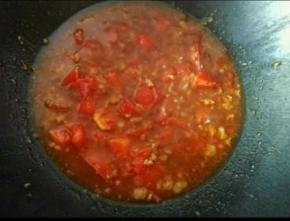 加小许水煮至番茄软烂