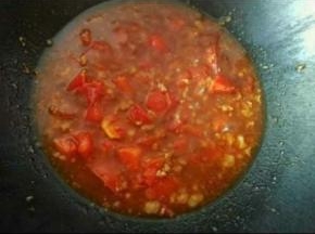 加小许水煮至番茄软烂