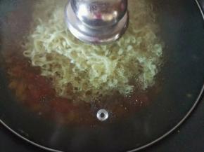 放入煮过的面条，盖上锅盖小火焖一分钟