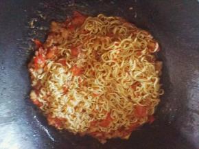 翻炒均匀，直到面条吸干汤汁