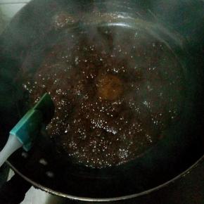 阿胶黄酒液倒入锅中中小火加热，倒入白砂糖，不停搅拌